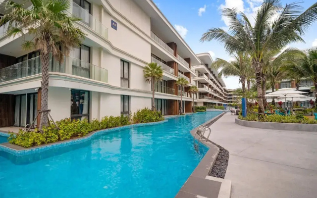 Beachfront A110 Luxury Pool Access Studio