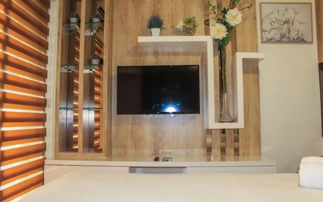 Minimalist and Cozy Studio Room at Ayodhya Apartment