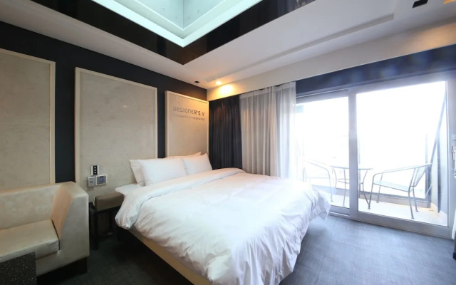 Moon Bay Hotel