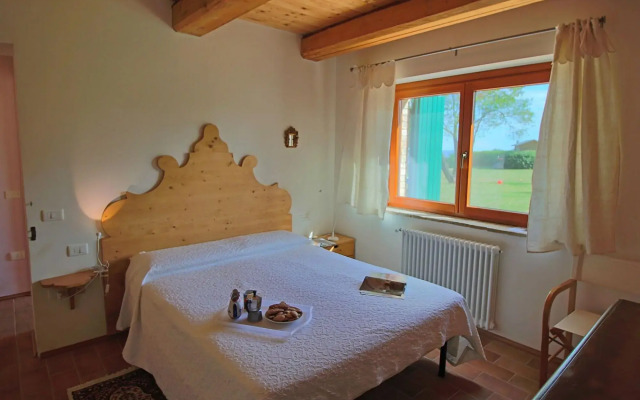 Cottage in Montelabbate With Pool & Forest