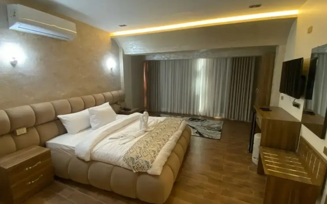 Golden Season Hotel
