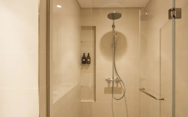 3BD Haven with Sweeping Water Views