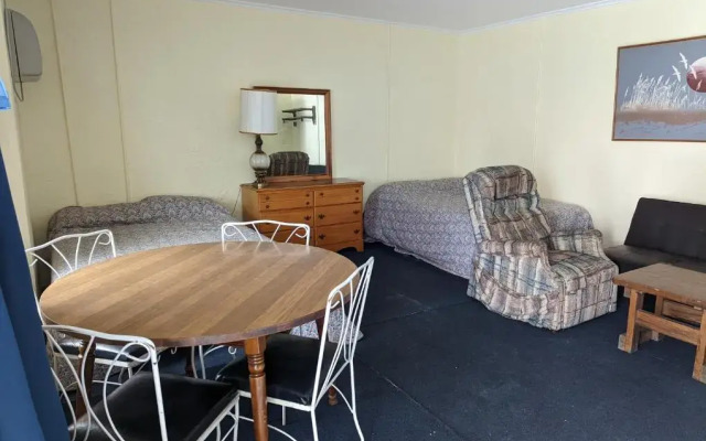 7 Beachside Inn