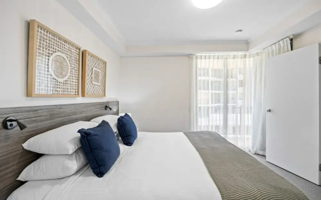 Beachside 2-bed With Pools, Gym, BBQ and Parking