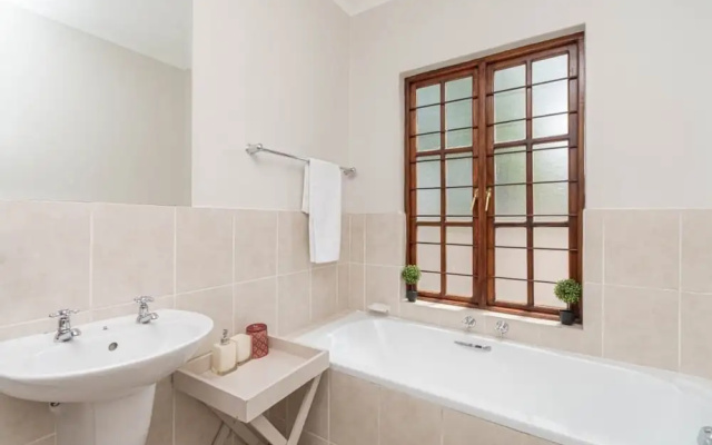 Peaceful Sandton Townhouse in Gated Community