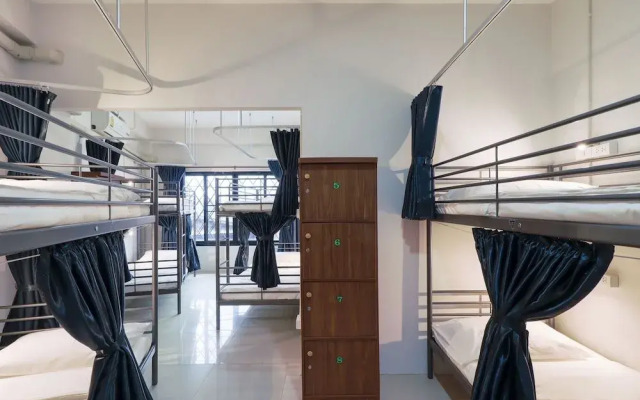 OYO 724 Green Light Cafe and Bed Hostel