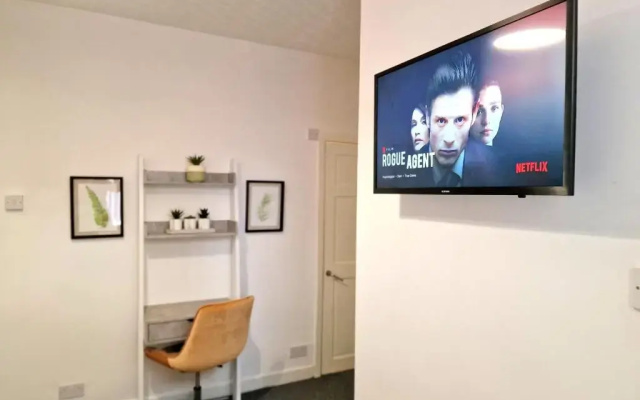 Burnley Terraced House by Bevolve - Free Parking