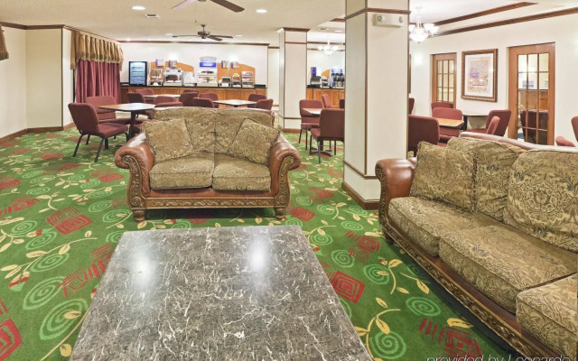 Holiday Inn Express & Suites Plainview by IHG