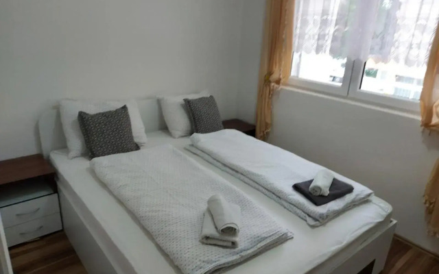 Adam' s Apartment 3