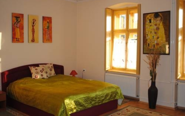 Méz Apartman
