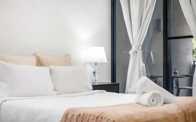 Metawise BnB 2BR Near Airport Pool Gym Train