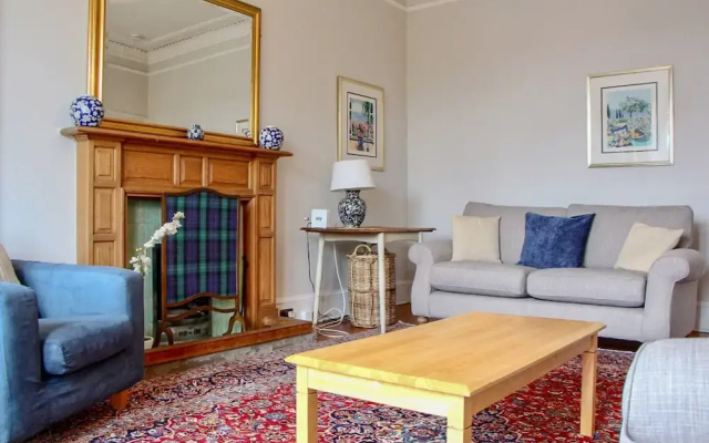 3 Bedroom Flat In Edinburghs New Town