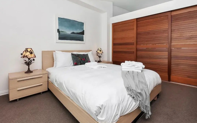 QV Spacious Waterfront Apartment - 748