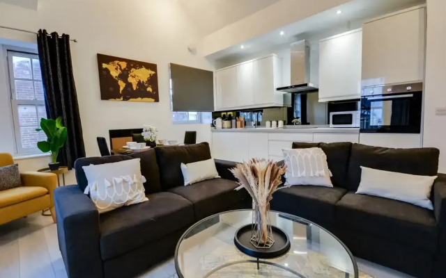 Wigan - Apartment - Sleeps 6 - Parking