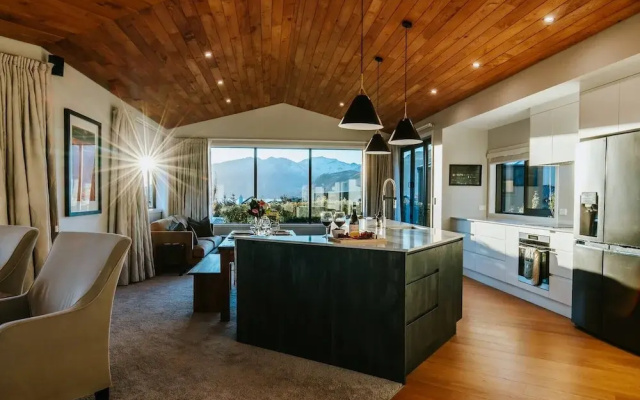 Te Moana - Lake Views - Sleeps 7