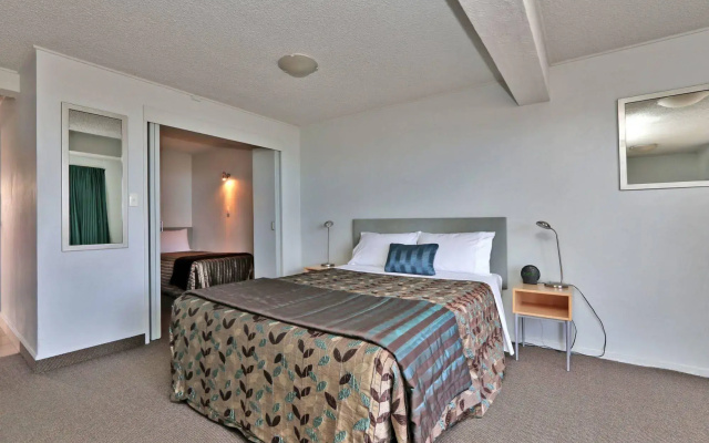 Edgewater Motor Lodge