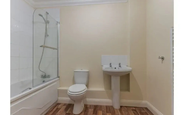 OYO LBH Avon Court