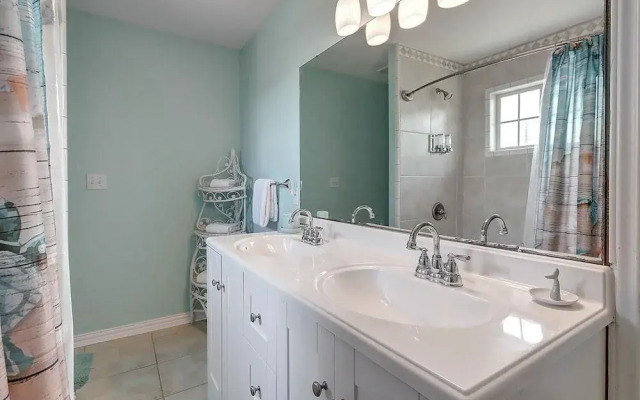 Fisherman's Inn 2 Bedroom Home by RedAwning