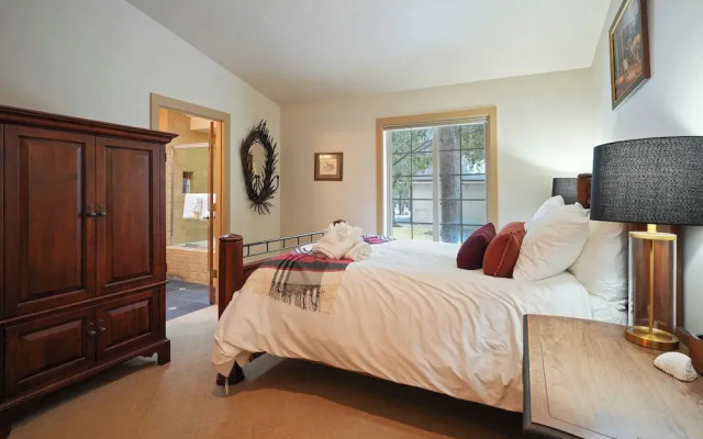 Hot Tub Home Near Golf and Sharc
