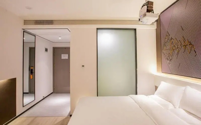 IU Hotels· Wuhan Hanyang Avenue Huangjinkou Metro Station