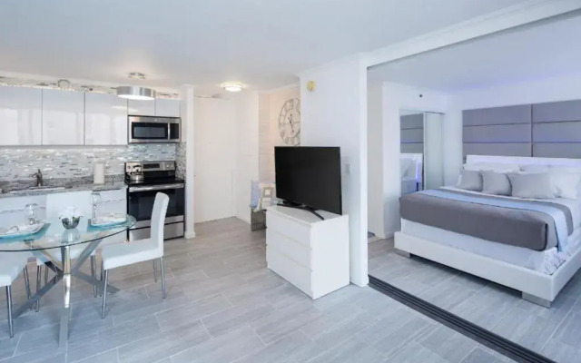 Waikiki Banyan Modern One Bedroom Free Parking
