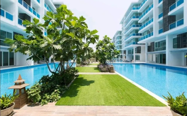 Light, airy, east facing 2 bed/2 bath pool views