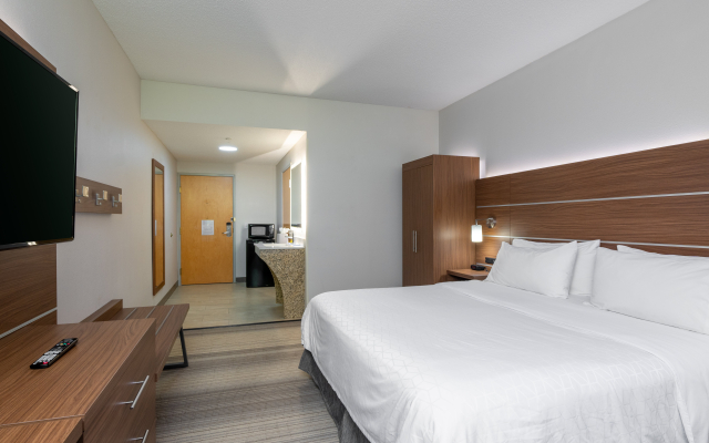 Holiday Inn Express Hotel & Suites Woodbridge by IHG