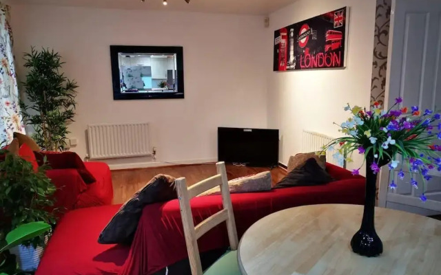 London - 2 Bed Flat - Sleeps 4 - Parking - Wifi