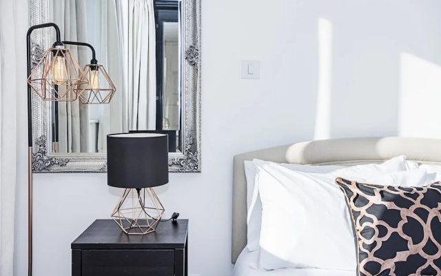Deluxe Kensington Apartment With Balcony