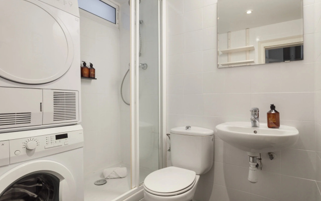Sol in Barcelona with 2 bedrooms and 2 bathrooms