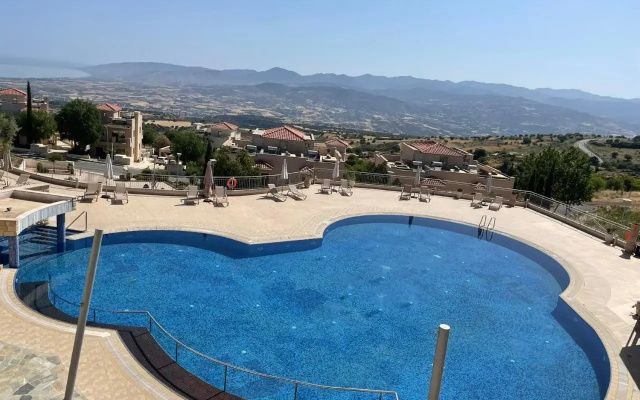 Relaxing 1 bedroom condo with pool and sea view