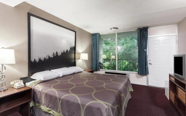 Super 8 by Wyndham Sevierville Riverside