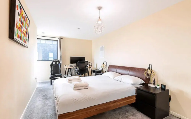 Sleek Flat w/ River Views In Canary Wharf
