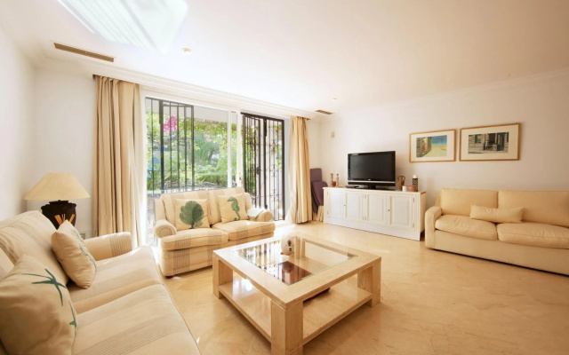 White Pearl Beach J4