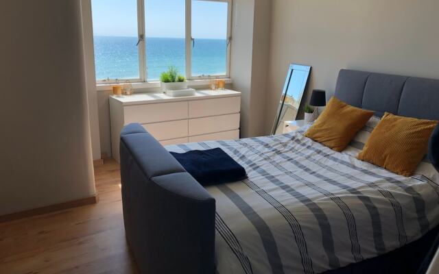 Отель 2 Bedroom Flat With Stunning Sea Views and Balcony Брайтон комната для гостей