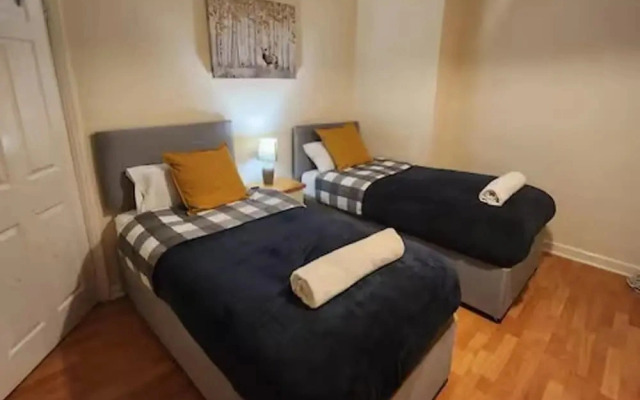 Comfy 3-bed House - Sleeps 6 & Free Parking