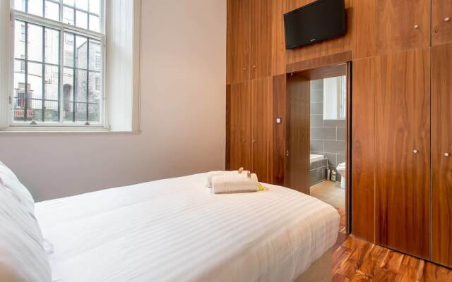 Отель Location, Location! North Bank Street Luxury Apt Эдинбург комната для гостей