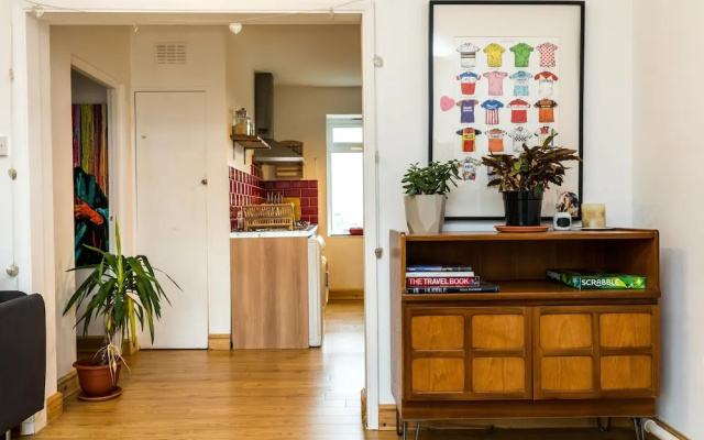NEW Sleek & Colourful 2 Bedroom Flat Forest Hill