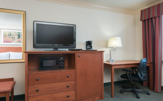 Holiday Inn Express & Suites Burlington by IHG