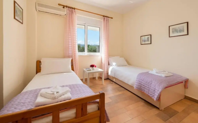 Stunning 5-bed Villa in Gennadi!