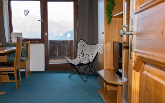 Holiday Flat with Pool Access