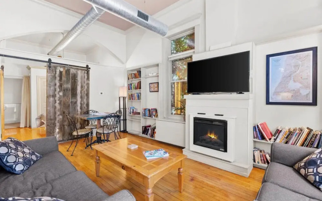 Charming Saugatuck Condo w/ Private Deck + Grill!