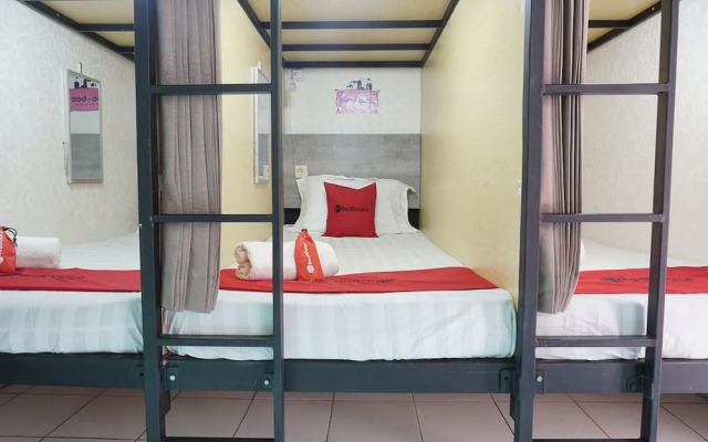 RedDoorz Hostel @ Borobudur Street