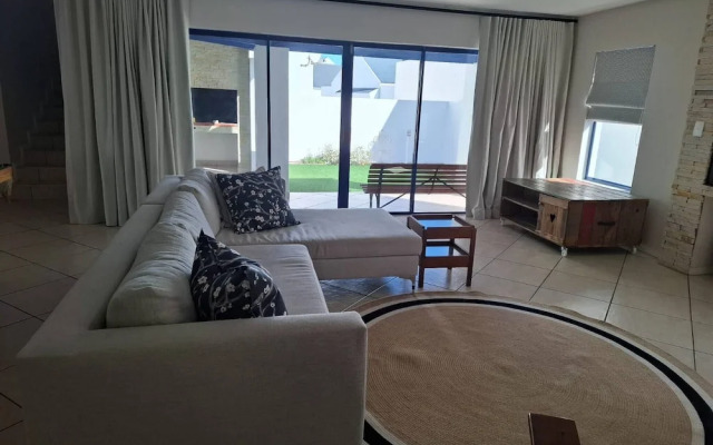 Oosiesrus - Charming Langebaan Villa With Garden View