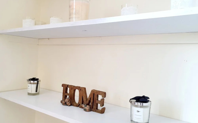 Bright Airy Home With Free Parking