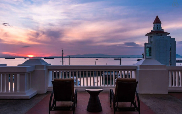 Straits Quay Marina Suites