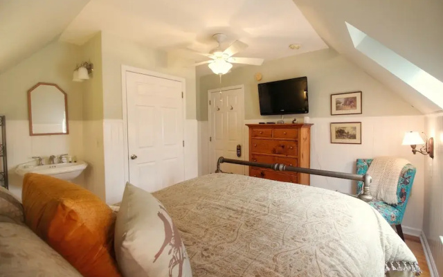 Tudor Oaks Inn