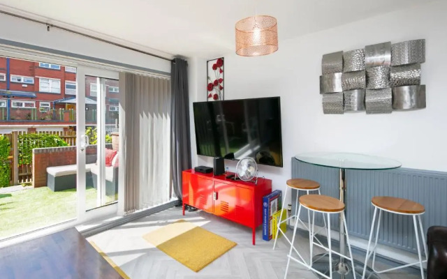 Arena Central - 6 Beds 2 Bathrooms Parking Space