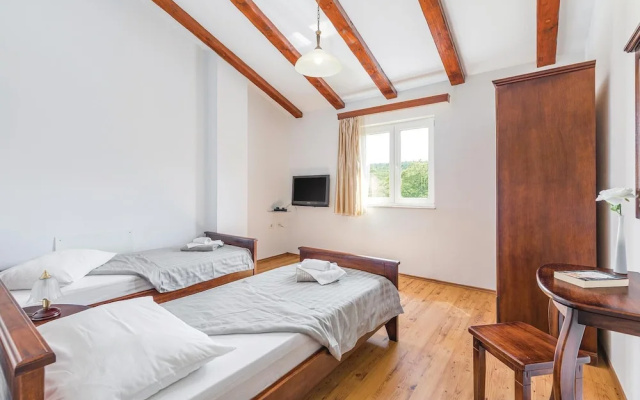 Beautiful Home in Kranjci With Wifi and 4 Bedrooms