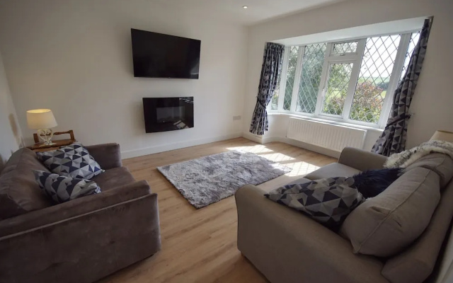 Vale View - Sleeps 6 - Pets Ok - Garden - Parking